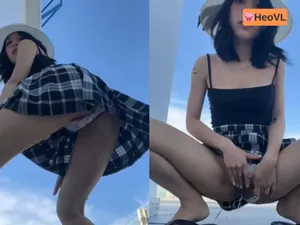 Bạn gái dâm đi du lịch nhưng cũng không quên quay clip show chim cho fans xem