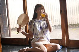 Mùa hè buồn chán ở quê nắc vợ yêu nhà đối diện thiếu thốn vì lấy ông chồng già