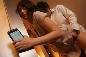 Cô vợ đi họp lớp rồi trả bài với nyc mặc cho chồng yêu ở nhà chờ