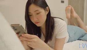Xinh đẹp nhưng vẫn bị anh xã địt nhau, vợ yêu buồn tình cho anh giao hàng xoạc luôn