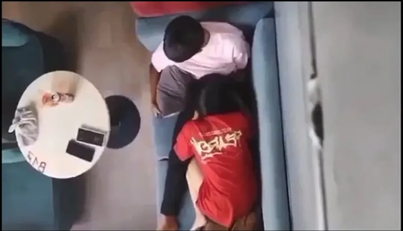 Quay lén eny mút bú cho tình nhân nơi công cộng