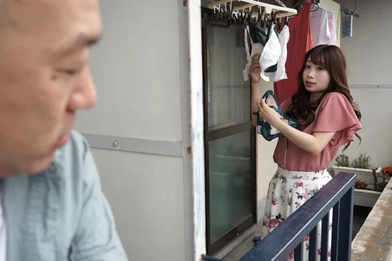 Gã nhà kề bên chuyên soi mói và cặp bà xã gã chồng thường xuyên rên la quá to