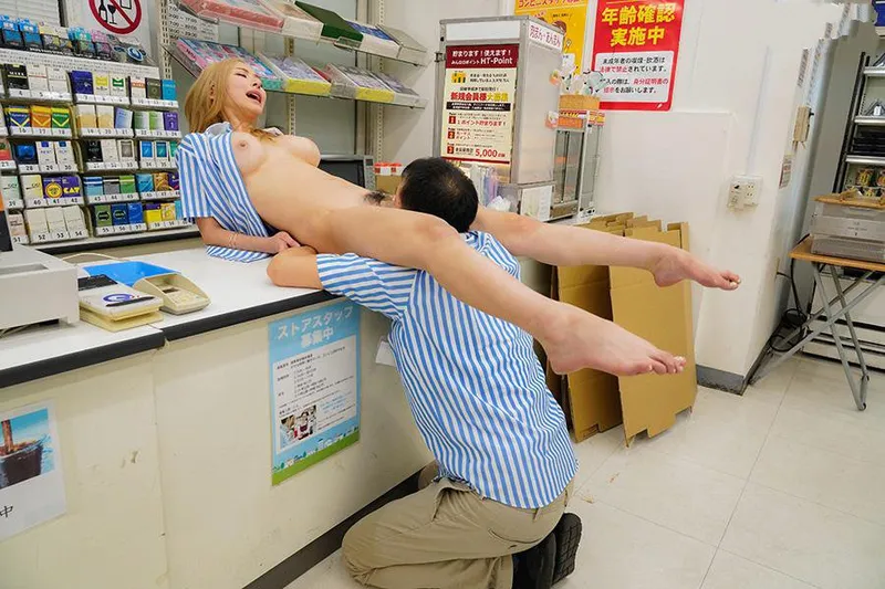 Anh tiền bối tống tình bé con ngổ ngáo của chủ cửa hàng tiện lợi