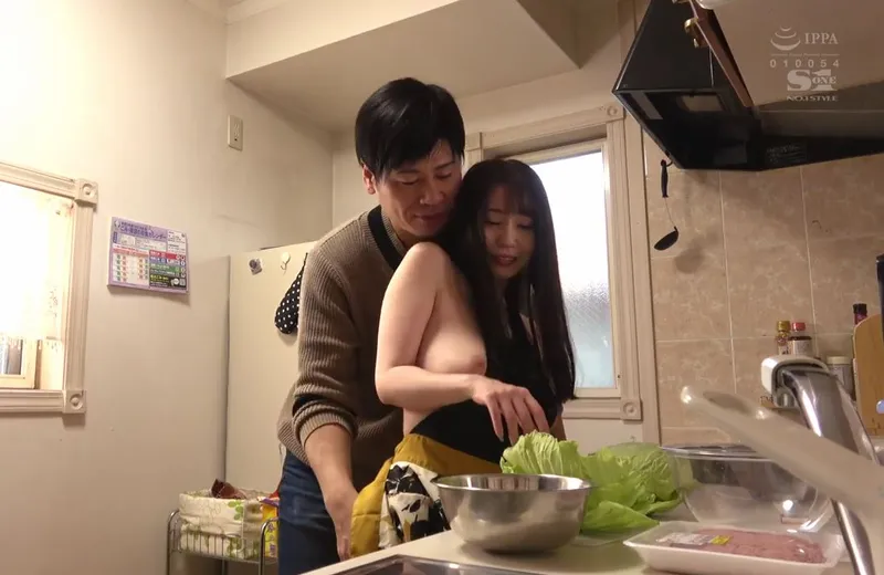 Nghi ngờ cô vợ vụng trộm, chồng lén lắp camera và chứng kiến tất cả